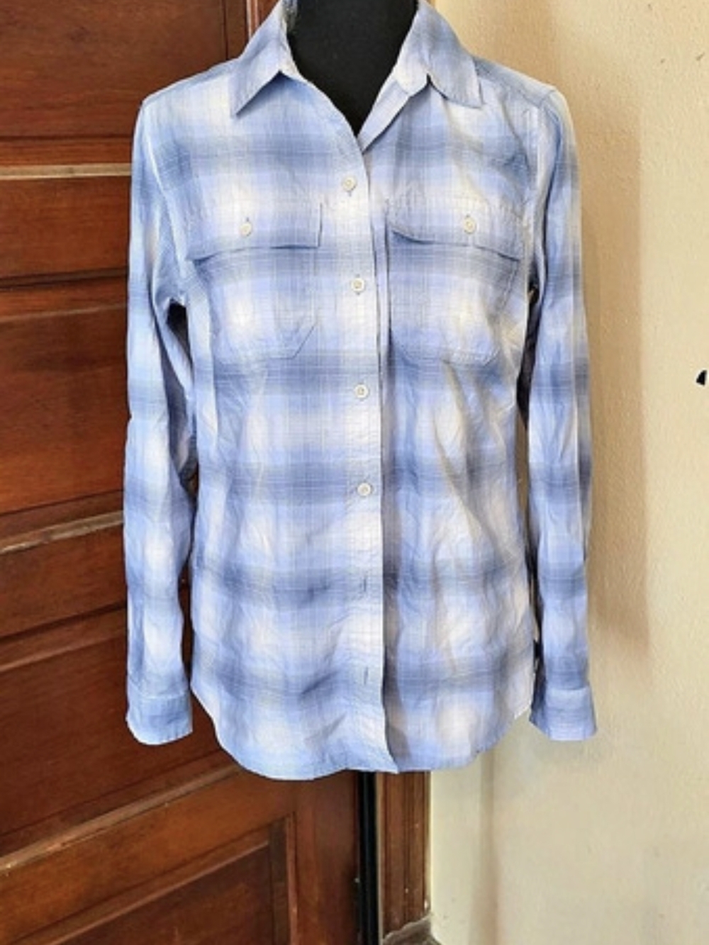 Eddie Bauer Classic Fit Plaid Button Down in Blue & White Size XS Like New